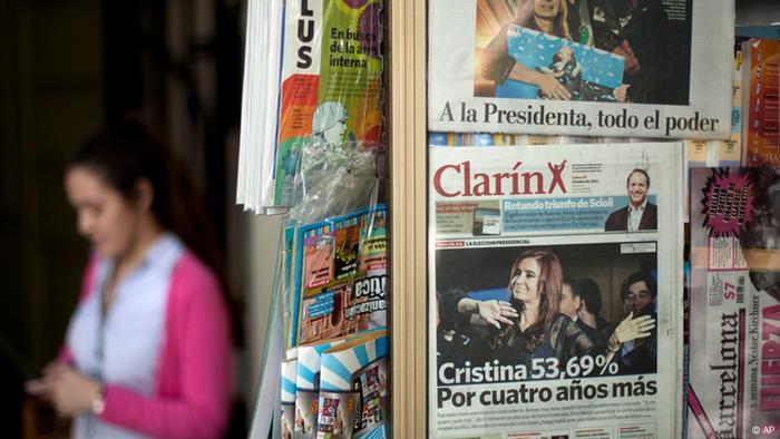 La expresidenta Cristina Fernández de Kirchner promulgó la Ley de Medios en 2009 para poner un límite a las licitaciones radiales y televisivas.