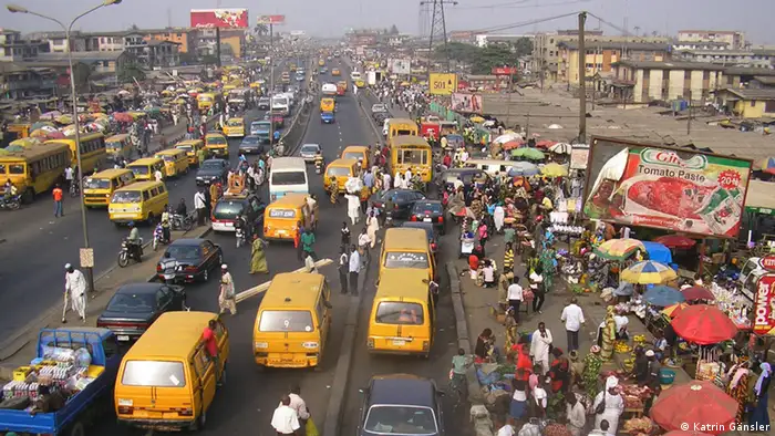 Minibusse auf Hauptverkehrsachse in Lagos (Foto: DW/Katrin Gänsler)