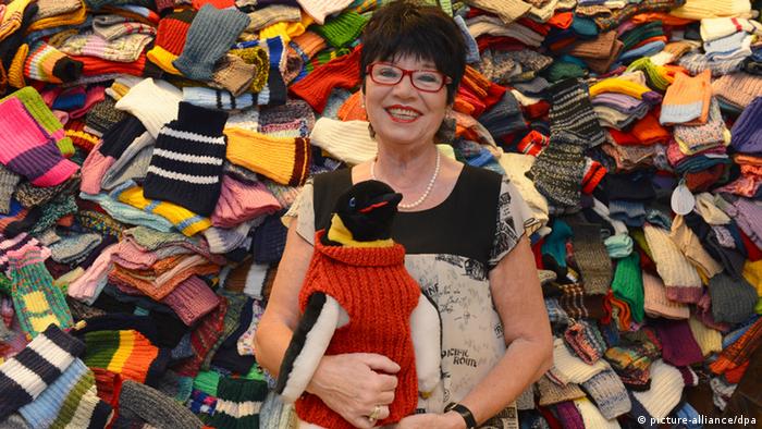 Ангелика Регенштайн на фоне вязанныx пуловеров