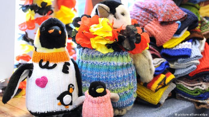 Добровольные помощники присылают не только пуловеры, но и игрушечных пингвинов