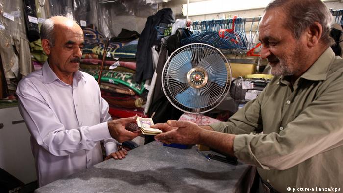 Ein Iraner tauscht sein Geld in US-Dollar (Foto:dpa)