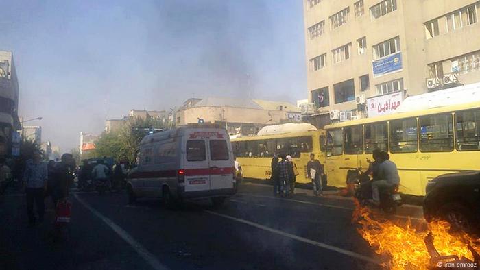 Protest gegen Währungsverfall in Teheran, brennender Container (Foto: DW)