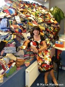 Ангелика Регенштайн на фоне вязанныx пуловеров