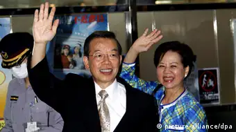epa03420433 Former Taiwan premier and former opposition Democratic Progressive Party (DPP) chairman, Frank Hsieh (C) and his wife Yu Fang-chih (R) wave to reporters at the Taoyuan International Airport in Taipei, Taiwan, 04 October 2012 before flying to Xiamen and Beijing, China, to attend an international bartending contest. This is an ice-breaking trip for the DPP because DPP advocates Taiwan independence and its past and current leaders have refused to make contact with China, which sees Taiwan as its break-away province. EPA/DAVID CHANG