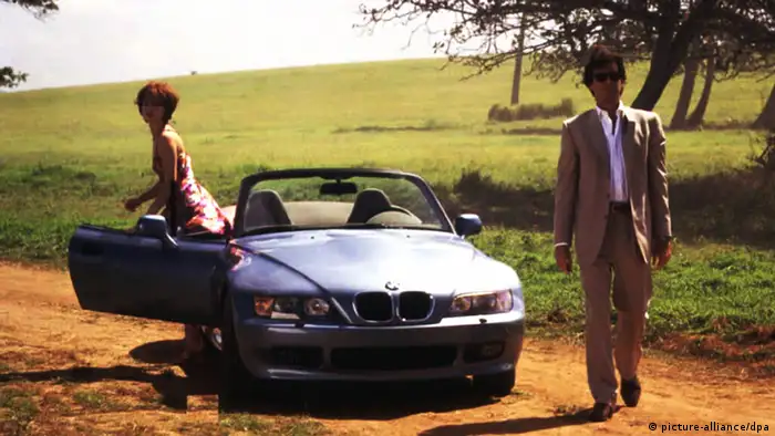 Моделът Z3 на БМВ излиза на пазара през 1995 година - и бързо се превръща в звезда. Причината: във филма Златното око Джеймс Бонд кара точно този модел, макар и само в две кратки сцени. Агент 007 кара модели на БМВ и в два следващи епизода на шпионската поредица, но друг автомобил е неговата запазена марка.