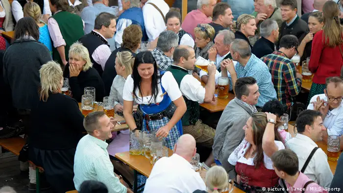 02.10.2012, Oktoberfest München 2012, Bedienung sammelt leere Bierkrüge ein im Hacker-Pschorr-Zelt.