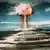 Ein Atompilz steigt nach der Explosion einer Atombombe 1971 über der französischen Pazifikinsel Mururoa in die Höhe (Foto: picture alliance)