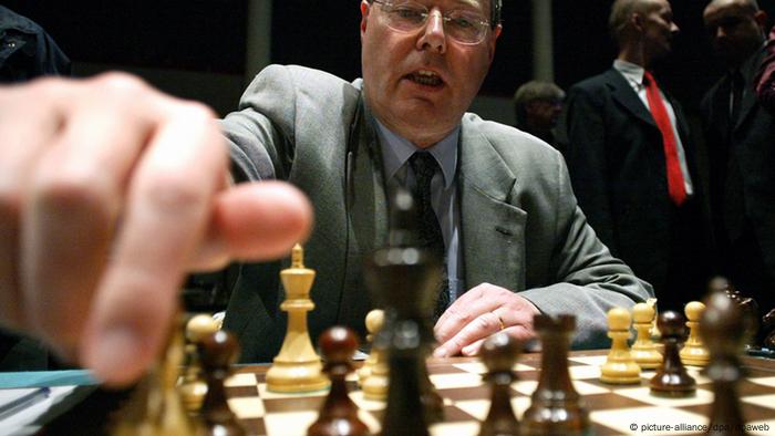 Peer Steinbrück bei einer Partie Schach gegen Schachweltmeister Kramnik 2005 (Foto: DPA)