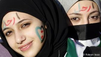 Zwei Teilnehmerinnen bei einer Demonstration in Aleppo am 6. September. (Foto: Rawan Issa)
