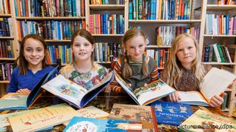 Vier Mädchen lesen im Lübecker Kinderliteraturhaus (Foto: dpa)