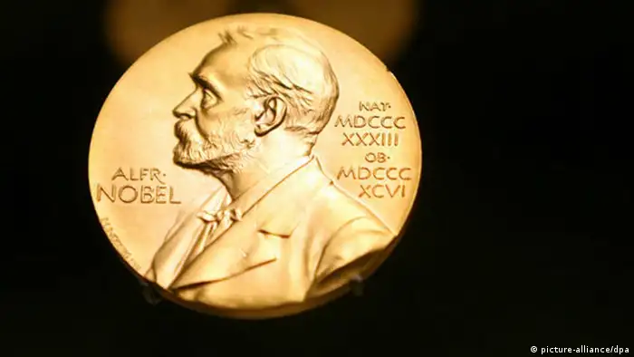 ARCHIV - Eine Medaille mit dem Konterfei von Alfred Nobel ist am 08.12.2007 im Nobel Museum in der Altstadt von Stockholm zu sehen. Wie immer mit Spannung erwartet und vorher von strikter Geheimhaltung umgeben: In Stockholm beginnt an diesem Montag der Reigen der diesjährigen Nobelpreisvergaben. Das Karolinska-Institut gibt als erstes (11.30 Uhr) den oder die Träger des Medizin-Nobelpreises 2011 bekannt. Foto: Kay Nietfeld dpa +++(c) dpa - Bildfunk+++ // Neuer Zuschnitt und eingestellt von wa