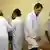Fernando Sefrin, médico brasileiro (segundo da dir. para a esq.), treina enfermeiras angolanas no hospital Josina Machel-Maria Pia em Luanda