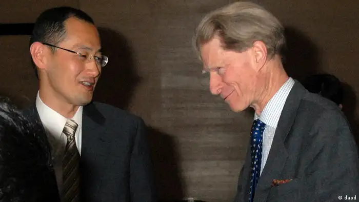 In this April, 2008 photo, Kyoto University Professor Shinya Yamanaka, left, and British researcher John Gurdon exchange words as they attend a symposium on induced pluripotent stem cell in Tokyo. Gurdon and Yamanaka of Japan won this year's Nobel Prize in physiology or medicine on Monday, Oct. 8, 2012 for discovering that mature, specialized cells of the body can be reprogrammed into stem cells - a discovery that scientists hope to turn into new treatments. (Foto:Kyodo News/AP/dapd) JAPAN OUT, MANDATORY CREDIT, NO LICENSING IN CHINA, FRANCE, HONG KONG, JAPAN AND SOUTH KOREA