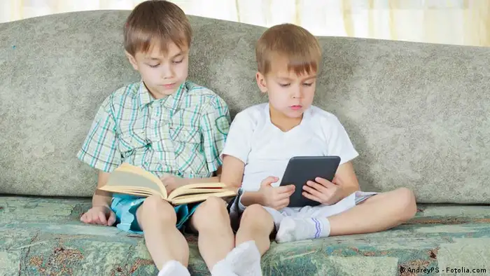 Kinder lesen Buch und E-book