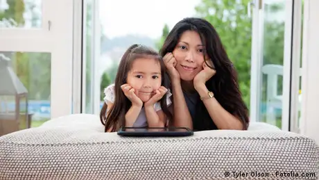 Mutter und Tochter mit Tablet PC