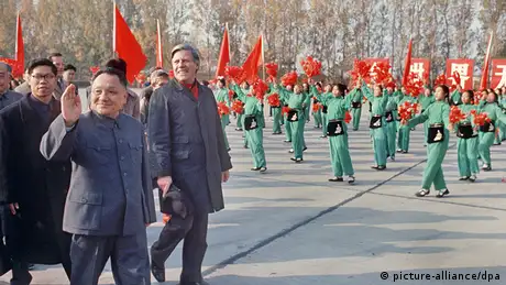 Bildergalerie China Geschichte Deutschland Bundeskanzler Helmut Schmidt und Deng XiaopingBesuch 1975 (picture-alliance/dpa)