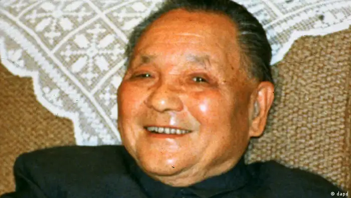 Chinas mächtiger Altpolitiker Deng Xiaoping ist tot. Er starb am 19.2.1997 im Alter von 92 Jahren an Herz- und Atemversagen. Das Archivbild von 1975 zeigt Deng Xiaoping (l) mit Bundeskanzler Helmut Schmidt (r) bei einer Parade während des Aufenthalts von Schmidt in Peking. Der greise Patriarch war seit drei Jahren nicht mehr in der Öffentlichkeit gesehen worden. Seit 1990 hatte Deng Xiaoping kein Amt mehr inne, hatte aber hinter den Kulissen weiter noch lange Zeit die Fäden in der Hand. Deng war der Architekt der Wirtschaftsreformen. Zugleich verfolgte er eine politisch harte Linie. Er verantwortete 1989 das Massaker bei der Niederschlagung der Demokratiebewegung. Als Dengs Nachfolger gilt Staatspräsident Jiang Zemin, der seine Position ausbauen konnte.