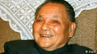 Chinas mächtiger Altpolitiker Deng Xiaoping ist tot. Er starb am 19.2.1997 im Alter von 92 Jahren an Herz- und Atemversagen. Das Archivbild von 1975 zeigt Deng Xiaoping (l) mit Bundeskanzler Helmut Schmidt (r) bei einer Parade während des Aufenthalts von Schmidt in Peking. Der greise Patriarch war seit drei Jahren nicht mehr in der Öffentlichkeit gesehen worden. Seit 1990 hatte Deng Xiaoping kein Amt mehr inne, hatte aber hinter den Kulissen weiter noch lange Zeit die Fäden in der Hand. Deng war der Architekt der Wirtschaftsreformen. Zugleich verfolgte er eine politisch harte Linie. Er verantwortete 1989 das Massaker bei der Niederschlagung der Demokratiebewegung. Als Dengs Nachfolger gilt Staatspräsident Jiang Zemin, der seine Position ausbauen konnte.