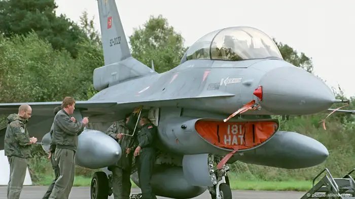 Multinationaler Flugzeug-Service der Nato F-16 der Türkischen Luftwaffe Türkei