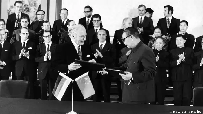1972年10月11日，德中正式建立外交关系，并宣布将互派大使。图为联邦德国外长谢尔（Walter Scheel）和中国外交部长姬鹏飞在北京签署联合公报后互换文本。同年，双方签订贸易协议。但最初，贸易规模还很小：1973年，即建交后首年，双边商品贸易额仅为100万德国马克。