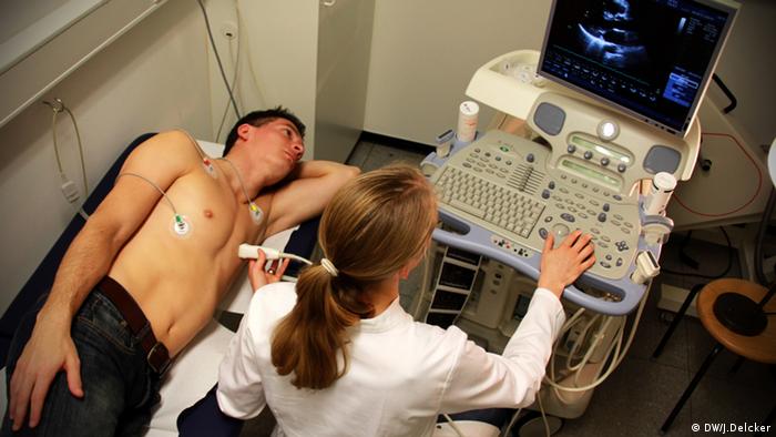 Dr Ursula Hildebrandt of Cologne's Sports Academy doing a heart ultrascan