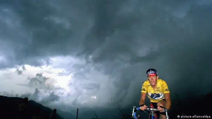 ARCHIV - Der Träger des Gelben Trikot, der US-Amerikaner Lance Amstrong, fährt am 13.07.1999 während der 13. Etappe der Tour de France. US-Radprofi Lance Armstrong steht vor dem Verlust seiner sieben Tour de France-Titel sowie einer lebenslangen Sperre. Armstrong teilte am Donnerstagabend (23.08.2012) überraschend mit, er wolle sich nicht länger gegen die Dopingvorwürfe der US-Anti-Doping-Agentur USADA wehren. Foto: Ed Oudenaarden +++(c) dpa - Bildfunk+++