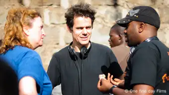 Tosh Gitonga ist Regisseur des Filmes Nairobi Half Life, hier mit Rom Tykwer beim Dreh (Foto: One Fine Day Films).