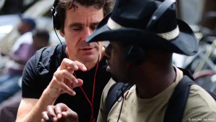 Tosh Gitonga ist Regisseur des Filmes Nairobi Half Life, hier mit Rom Tykwer beim Dreh (Foto: One Fine Day Films).