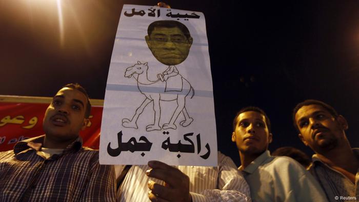 Demonstranten in Kairo mit Mahmud-Plakat (Foto: Reuters)