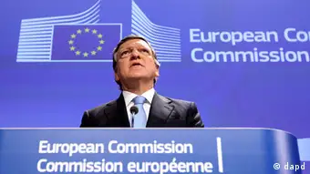 European Commission President Jose Manuel Barroso addresses the media after the 2012 Nobel Peace Prize was given to the EU, at the European Commission headquarters in Brussels, Friday, Oct. 12, 2012. The European Union has been awarded the Nobel Peace Prize for its efforts to promote peace and democracy in Europe, in the midst of the union's biggest crisis since its creation in the 1950s. The Norwegian prize committee said the EU received the award for six decades of contributions to the advancement of peace and reconciliation, democracy and human rights in Europe. (Foto:Yves Logghe/AP/dapd)