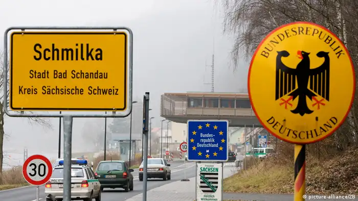 Ein Schild mit der Aufschrift Bundesrepublik Deutschland am Grenzuebergang Schmilka - Hrensko, aufgenommen am 20.12.2007. Ab dem morgigen Freitag 00.01 Uhr entfallen auch an diesem deutsch - tschechischen Grenzuebergang die Passkontrollen. Der sogenannte Schengen - Raum wird von derzeit 15 europaeischen Staaten um neun Mitgliedslaender erweitert: Tschechien, Polen, Slowakei, Slowenien, Ungarn, Estland, Lettland, Littauen und Malta. An den Land- und Seegrenzen werden zu diesem Zeitpunkt die Passkontrollen abgeschafft. Foto: Jürgen Loesel +++(c) dpa - Report+++