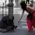 Eine obdachlose Frau in Madrid erhält eine milde Gabe von einer Passantin (foto:Getty Images)