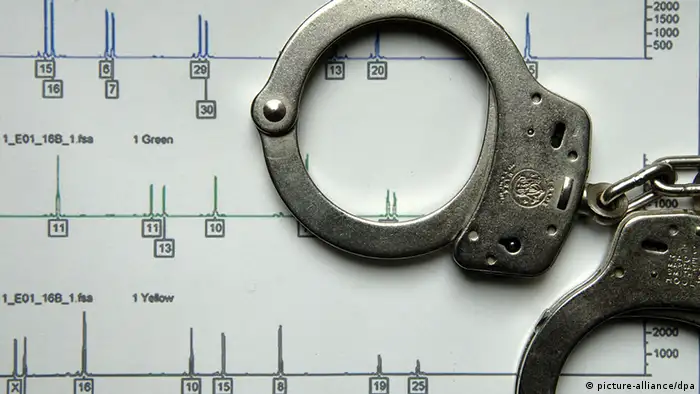 Deutschland Kriminalität Handschellen Täterüberführung duch DNA-Profil