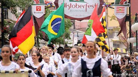 A curiosa relação do Brasil e do mundo com o estrangeiro