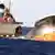 Der in zwei Teile gebrochene Öltanker Prestige sinkt vor der spanischen und portugiesischen Atlantikküste bei Caion ins Meer Foto: dpa