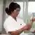 Eine philippinische Krankenschwester im Kreiskrankenhaus Bad Homburg bereitet in einem Krankenzimmer eine Spritze vor. (Aufnahme von 1993).