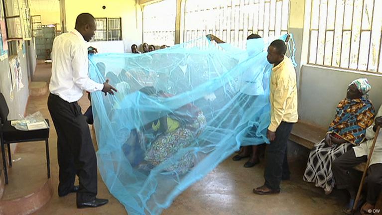 Kenya combats malaria – DW – 10/23/2012