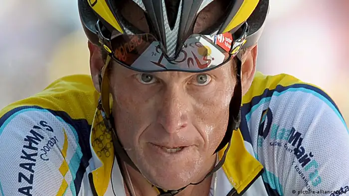 ARCHIV - Der US-amerikanische Radprofi Lance Armstrong fährt während der 15. Etappe der Tour de France (Archivfoto vom 19.07.2009). Lance Armstrong, dem jetzt auch Schadenersatzklagen drohen, kämpft um seine Reputation. Auf Vorschlag seines Anwalts Herman könnte sich Armstron an einen Lügendetektor anschließen lassen. Foto: EPA/Christophe Karaba/dpa ( zu dpa «Armstrong an den Lügendetektor? - «Sunday Times» will Million» vom 14.10.2012) +++(c) dpa - Bildfunk+++
pixel