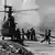 Foro histórica mostra soldados colocando ferido em maca num helicóptero