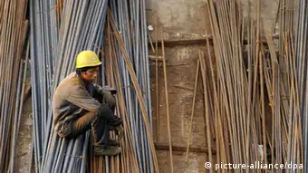ARCHIV - Ein Wanderarbeiter ruht sich auf Stahlstreben auf einer Baustelle in Jinan aus (Archivfoto vom 30.08.2009). Die chinesische Wirtschaft ist im ersten Quartal mit 8,1 Prozent deutlich langsamer als erwartet gewachsen. Es ist der geringste Anstieg in der zweitgrößten Volkswirtschaft seit fast drei Jahren, wie das Statistikamt am Freitag in Peking mitteilte. Die obersten Wirtschaftslenker hatten vor zwei Wochen noch mit 8,4 Prozent Wachstum im Vergleich zum Vorjahreszeitraum gerechnet. Foto: EPA/WU HONG +++(c) dpa - Bildfunk+++