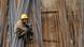 Ein Wanderarbeiter ruht sich auf Stahlstreben auf einer Baustelle in Jinan aus (Foto: picture-alliance/dpa) Ein Wanderarbeiter ruht sich auf Stahlstreben auf einer Baustelle in Jinan aus (Foto: picture-alliance/dpa)