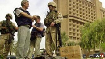 US soldiers talk to journalists in Baghdad