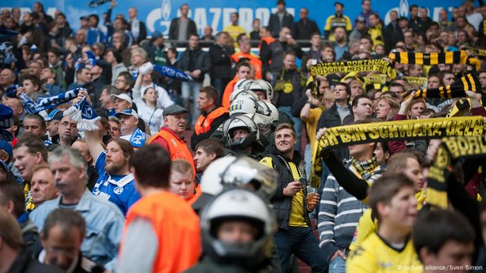 Fußball Derby Fans Borussia Dortmund FC Schalke 04 (picture alliance/Sven Simon)