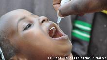 Kinder bekommen Polio-Impfstoff in Nigeria. Wer hat das Bild gemacht?: Global Polio Eradication Initiative Wann wurde das Bild gemacht?: 2011 Wo wurde das Bild aufgenommen?: Nigeria Zugeliefert am 19.10.2012 durch Benjamin Mack. ****Photos may be freely used for any non-commercial purposes provided that the correct credit line is given each and every time the photo appears. Photos must not be used in connection with the promotion of any company or product, or in any way contrary to the policies and principles of the Global Polio Eradication Initiative. *****