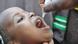 Kind bekommt Polio-Impfstoff in Nigeria (Global Polio Eradication Initiative). Kind bekommt Polio-Impfstoff in Nigeria (Global Polio Eradication Initiative).
