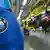 Blick in eine BMW-Fertigungshalle; im Vordergrund BMW-logo auf einer Arbeitsjacke (Foto: dpa)