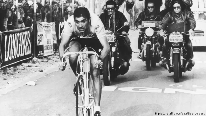 Eddy Merckx beim Zeitfahren bei der Tour de France in Bordeaux (1970)
