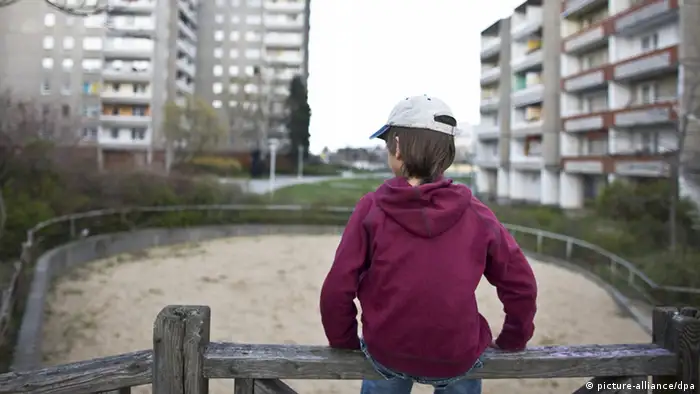 La pauvreté existe dans la riche Europe: un enfant seul dans une cité à Francfort sur Oder dans l'est de l'Allemagne