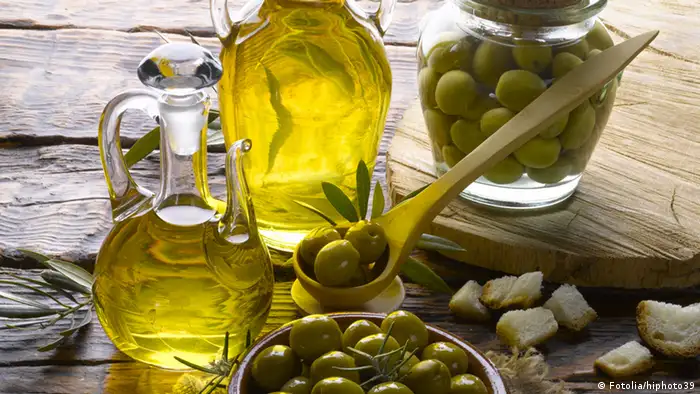 Olive oil and olive (Picture: Fotolia/hiphoto39)