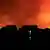 Feuer und Rauchschwaden über der Al-Jarmuk-Fabrik im sudanesischen Khartum (Foto: Reuters)